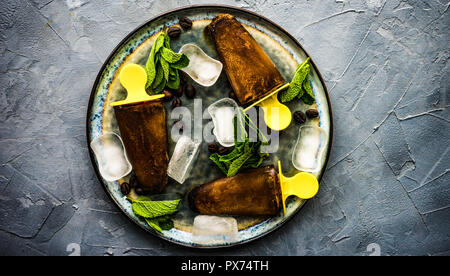 Estate concetto dessert caffè lecca-lecca con la menta e il ghiaccio su sfondo rustico con spazio di copia Foto Stock