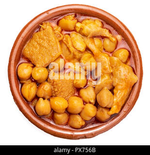 Ceci con la trippa (callos) in pentola di creta. Vista aerea. Isolato su sfondo bianco. Foto Stock