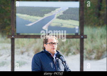 Marek Grobarczyk, ministro dell'economia marittima e la navigazione interna e sul sito del futuro Vistola Spit canal che collegherà Vistola laguna e il Bal Foto Stock