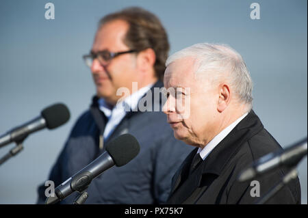 Jaroslaw Kaczynski, presidente di diritto e di giustizia e Marek Grobarczyk, ministro dell'economia marittima e la navigazione interna e sul sito del futuro Vistola Spi Foto Stock