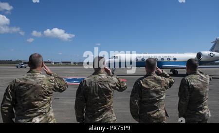 Air Force Special Operations Command e 1 Operazioni Speciali Ala i dirigenti senior omaggio per l'arrivo del Segretario della Air Force Heather Wilson a Hurlburt Field, Florida, il 14 ottobre 2018, 14 ottobre 2018. Equipaggi iscritti con l'ottavo Special Operations Squadron trasportati Air Force senior leaders dal campo Hurlburt a Tyndall Air Force Base per valutare i danni da Hurricane Michael, uno dei più intensi cicloni tropicali mai a colpire gli Stati Uniti (U.S. Air Force foto di Senior Airman Giuseppe Pick). () Foto Stock