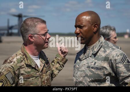 Stati Uniti Air Force Chief Master Sgt. Greg Smith, a sinistra il comando Capo della Air Force Special Operations Command, parla a Capo Comandante Sergente della Air Force Kaleth 0, Ottobre 14, 2018. Wright a Hurlburt Field, Florida, il 14 ottobre 2018. Equipaggi iscritti con l'ottavo Special Operations Squadron trasportati Air Force senior leaders dal campo Hurlburt a Tyndall Air Force Base per valutare i danni da Hurricane Michael, uno dei più intensi cicloni tropicali mai a colpire gli Stati Uniti (U.S. Air Force foto di Senior Airman Giuseppe Pick). () Foto Stock