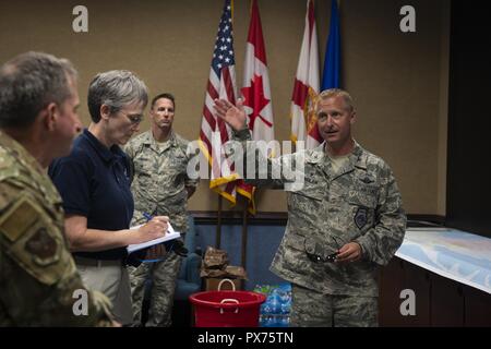 Stati Uniti Air Force Col. Brian Laidlaw, destra, Comandante della 325Fighter Wing, mutandine Air Force senior leaders sullo status di personale e di materiali di consumo a Tyndall Air Force Base in Florida, il 14 ottobre 2018, 14 ottobre 2018. Air Force senior leaders girato Tyndall Air Force Base per valutare i danni da Hurricane Michael, uno dei più intensi cicloni tropicali mai a colpire gli Stati Uniti (U.S. Air Force foto di Senior Airman Giuseppe Pick). () Foto Stock