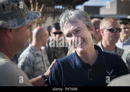 Segretario della Air Force Heather Wilson parla con gli avieri a Tyndall Air Force Base in Florida, il 14 ottobre 2018, 14 ottobre 2018. Air Force senior leaders girato Tyndall Air Force Base per valutare i danni da Hurricane Michael, uno dei più intensi cicloni tropicali mai a colpire gli Stati Uniti (U.S. Air Force foto di Senior Airman Giuseppe Pick). () Foto Stock