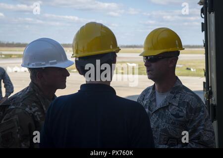 Stati Uniti Air Force Col. Brian Laidlaw, destra, Comandante della 325Fighter Wing, mutandine Air Force capo del personale gen. David L. Goldfein, sinistra e Segretario della Air Force Heather Wilson, centro a Tyndall Air Force Base in Florida, il 14 ottobre 2018, 14 ottobre 2018. Air Force senior leaders girato Tyndall Air Force Base per valutare i danni da Hurricane Michael, uno dei più intensi cicloni tropicali mai a colpire gli Stati Uniti (U.S. Air Force foto di Senior Airman Giuseppe Pick). () Foto Stock