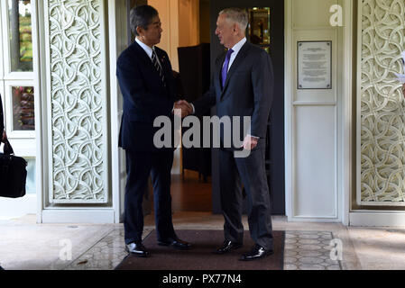 Stati Uniti Il Segretario della Difesa James N. Mattis e Giappone del ministro della Difesa di Takeshi Iwaya concludere un incontro bilaterale tenutosi presso l'ASEAN dei ministri della difesa, riunione di Singapore, Ott. 19, 2018. (DOD foto di Lisa Ferdinando) Foto Stock