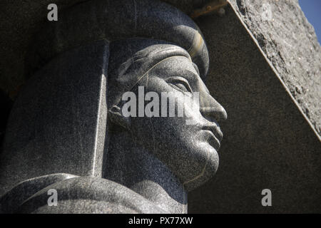 LOVCEN, Montenegro - Cariatide all'ingresso il mausoleo di Petar II Petrovic Njegos (1813-1851), filosofo del Montenegro, poeta e un righello Foto Stock