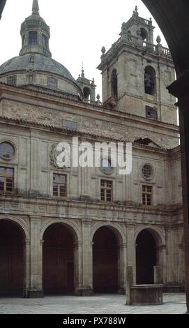 CLAUSTRO TORRE Y CUPULA DE LA IGLESIA - S XVI/XVII. Posizione: COLEGIO DEL CARDENAL. MONFORTE de Lemos. LUGO. Spagna. Foto Stock