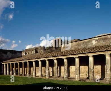 L'Italia. Pompei. Città romana distrutta nel 79 DC a causa dell' eruzione del vulcano Vesuvio. Bagni Stabian, la più antica della città. Palaestra, del IV secolo A.C. La Campania. Foto Stock