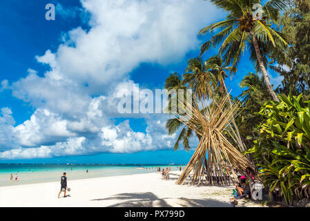 Il Boracay, Filippine - 28 febbraio 2018: vista sulla spiaggia di sabbia bianca con le persone Foto Stock