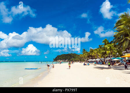 Il Boracay, Filippine - 28 febbraio 2018: vista sulla spiaggia di sabbia bianca con le persone Foto Stock