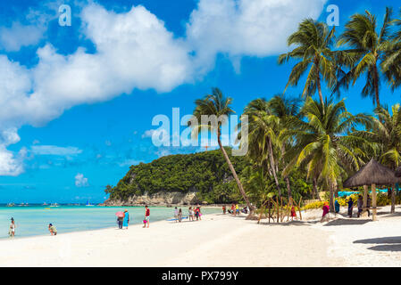 Il Boracay, Filippine - 28 febbraio 2018: vista sulla spiaggia di sabbia bianca con le persone Foto Stock