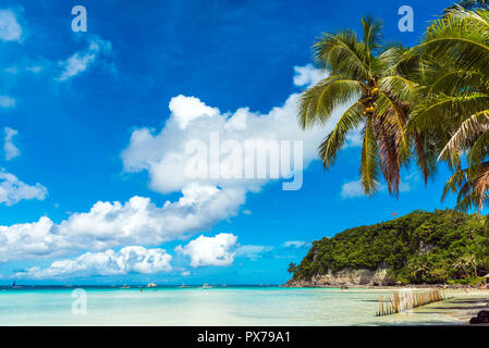 Il Boracay, Filippine - 28 febbraio 2018: vista sulla spiaggia di sabbia bianca con le persone Foto Stock