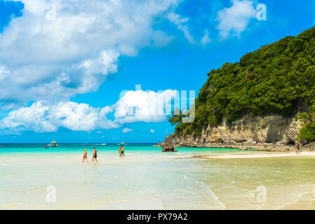 Il Boracay, Filippine - 28 febbraio 2018: vista sulla spiaggia di sabbia bianca con le persone Foto Stock