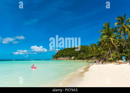 Il Boracay, Filippine - 28 febbraio 2018: vista sulla spiaggia di sabbia bianca con le persone Foto Stock