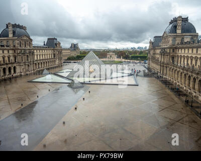 Vista della Piramide del Louvre e il Palazzo area in un giorno di pioggia Foto Stock