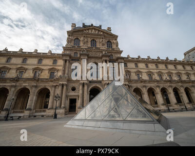 La più piccola piramide di vetro nella parte anteriore del Palazzo del Louvre Foto Stock