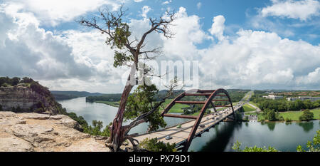 Vista la mitica Austin 360 Ponte con skyline del centro in background Foto Stock