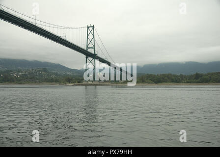 Sotto i cieli nuvolosi e grigi, il Lions Gate Bridge si estende da Burrard Inlet dallo Stanley Park di Vancouver a North Vancouver, British Columbia, Canada Foto Stock