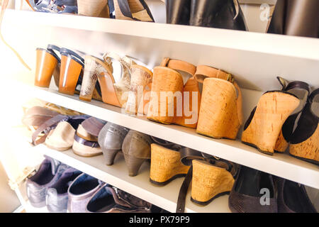 Rastrelliera per scarpe donna scarpe tacchi Foto Stock