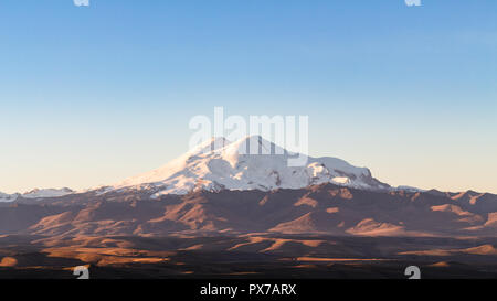 Viaggio nel Nord del Caucaso regione regione - Vista del Monte Elbrus da Bermamyt Plateau di sunrise Foto Stock