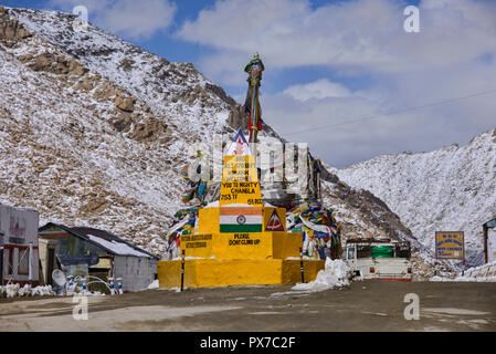 Snowbound Karakorum Montagne e la Valle di Nubra visto dal Khardung La Pass, Ladakh, India Foto Stock