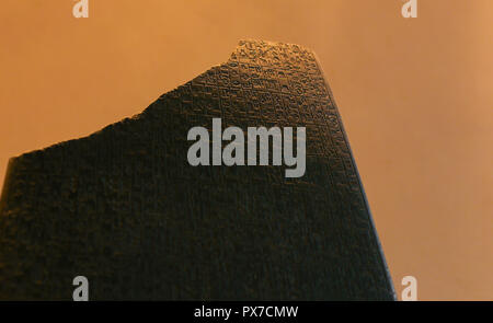 Close up geroglifici su pietra nel museo del Louvre di Parigi, Francia. ?Oncept di cultura di Egitto, musei e antiche iscritto. Foto Stock