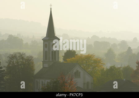 I pittoreschi vigneti in autunno colori, Britzingen villaggio in background, Baden Württemberg. Germania. Foto Stock