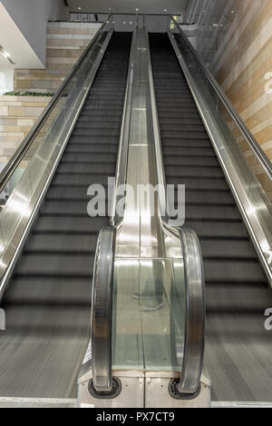 Scale mobili in un vuoto di centro commerciale per lo shopping di Hong Kong con motion blur effetto - 4 Foto Stock