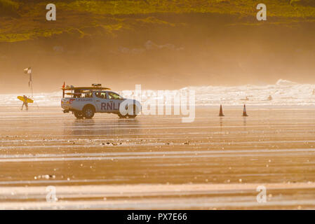 In tarda serata la luce solare su Fistral Beach in Newquay in Cornovaglia. Foto Stock