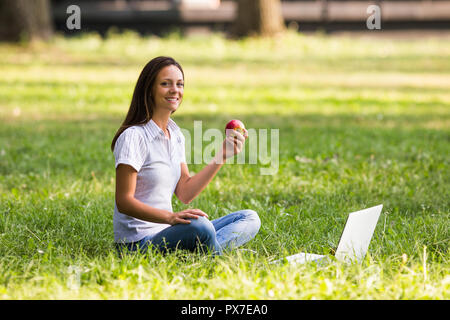 Bella imprenditrice è squisito e il riposo dal lavoro al parco. Foto Stock