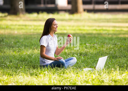 Bella imprenditrice è squisito e il riposo dal lavoro al parco. Foto Stock