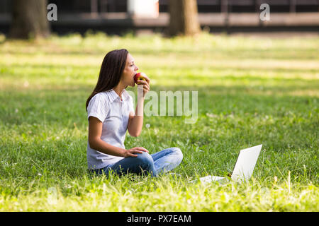 Bella imprenditrice è squisito e il riposo dal lavoro al parco. Foto Stock