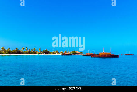 Barche al largo dell'isola, Maldive. Copia spazio per il testo Foto Stock