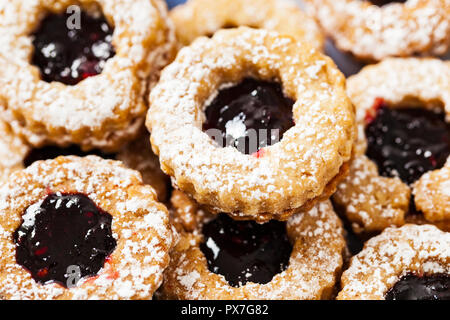 Biscotti shortbread con Jam o Jelly Centers background Foto Stock