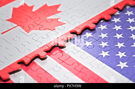 Due nazioni unire in un gioco di puzzle che rappresenta unione, pace, commercio, umano e sociale accordo. Per la pace e il benessere delle nazioni nel wo Foto Stock