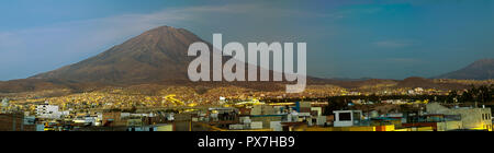 PANORAMA DI EL MISTI VOLCANO - Arequipa - PERÙ Foto Stock