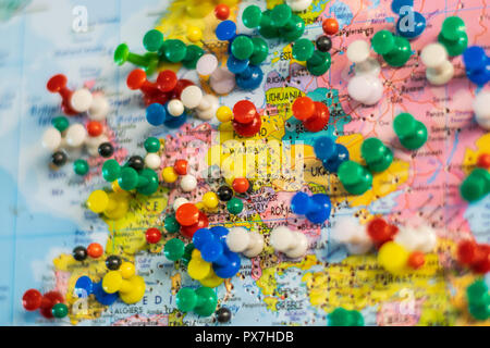 Mappa d'Europa con i perni in essa Foto Stock