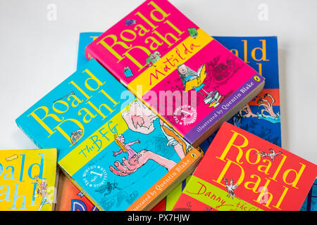 Pila pila di libri per bambini, libri per bambini, bambini preferiti, Roald Dahl libro, matilda bfg fabbrica del cioccolato le streghe, kids autore preferito classics Foto Stock