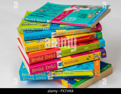 Pila pila di libri per bambini, libri per bambini, bambini preferiti, Roald Dahl libro, matilda bfg fabbrica del cioccolato le streghe, kids autore preferito classics Foto Stock