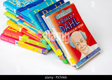 Pila pila di libri per bambini, libri per bambini, bambini preferiti, Roald Dahl libro, matilda bfg fabbrica del cioccolato le streghe, kids autore preferito classics Foto Stock