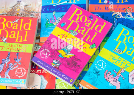 Pila pila di libri per bambini, libri per bambini, bambini preferiti, Roald Dahl libro, matilda bfg fabbrica del cioccolato le streghe, kids autore preferito classics Foto Stock