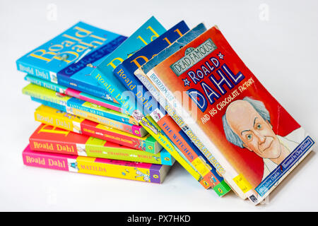 Pila pila di libri per bambini, libri per bambini, bambini preferiti, Roald Dahl libro, matilda bfg fabbrica del cioccolato le streghe, kids autore preferito classics Foto Stock