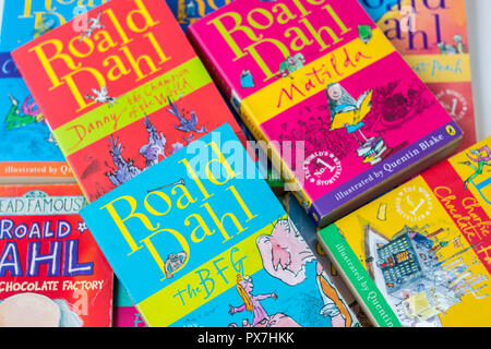 Roald Dahl libri pila pila di libri per bambini, libri per bambini, Roald Dahl libro, matilda bfg fabbrica del cioccolato le streghe, kids autore preferito classics Foto Stock