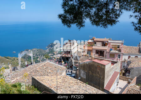 Vista dalla città vecchia di Castelmona sopra Taormina, Sicilia Foto Stock