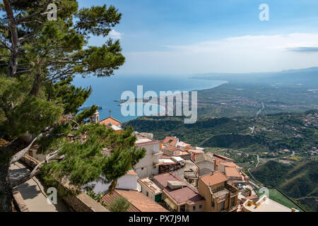 Vista dalla città vecchia di Castelmona sopra Taormina, Sicilia Foto Stock