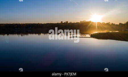 Ormeggio lago di nebbia tramonto estate giallo verde nero Foto Stock