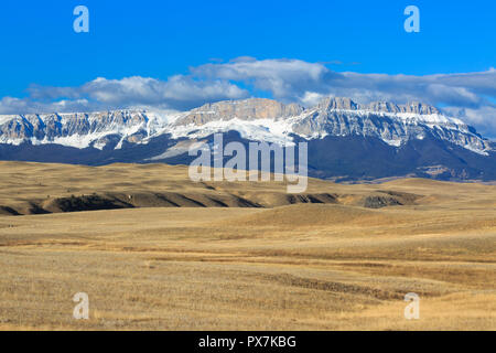 Vasta prateria sotto cresta a dente di sega lungo il Rocky Mountain Front vicino a Augusta, montana Foto Stock