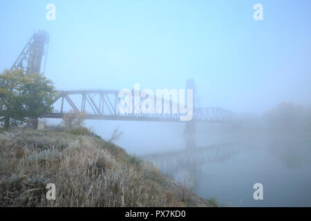 Vecchio snowden ponte ferroviario nella nebbia oltre il fiume Missouri vicino nohly, montana Foto Stock