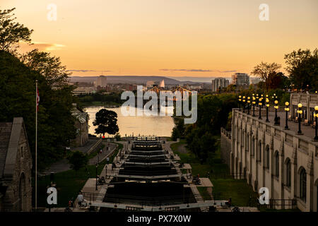 Vista del ponte di Alexandra durante il giorno in autunno Foto Stock
